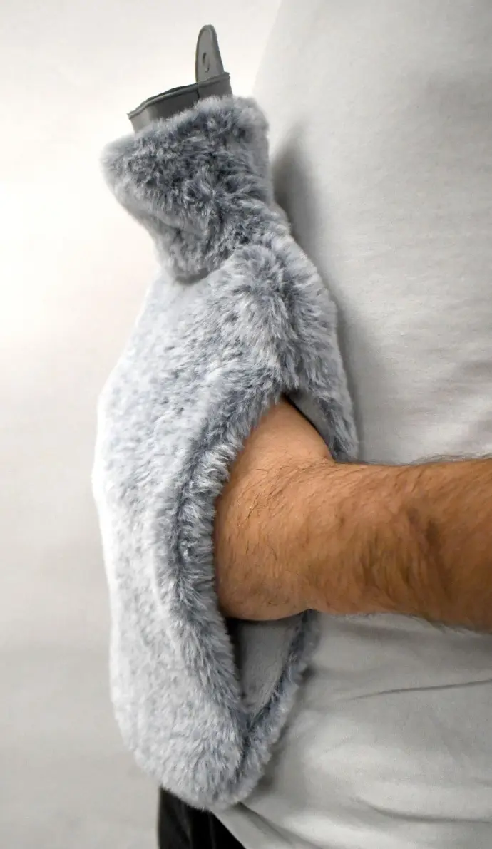 Photo chaud et froid. Bouillotte chauffe pieds et mains